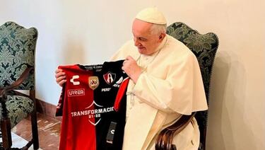 Imagen del Papa Francisco con camisetas de Atlas y Santos Laguna