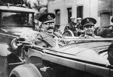 El 6 de septiembre de 1930 el presidente Hipólito Yrigoyen, elegido en las elecciones libres, fue derrocado por un golpe de estado dirigido por el general militar José Félix Uriburu, dando paso a la llamada Década Infame y una sucesión de golpes militares que durarían hasta 1983.