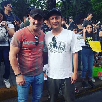 Marcelo Bartticiotto, emblema de Colo Colo, en las protestas de Santiago durante el día lunes. 