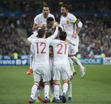 0-2. Deulofeu celebró el segundo tanto con sus compañeros.