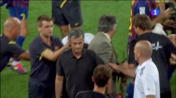 Captura del momento en el que Tito Vilanova le da un golpe a Mourinho durante el partido de vuelta de la Supercopa de España de 2011.