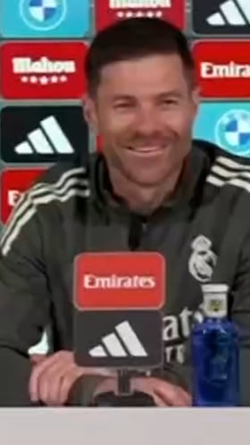 Suena un móvil en mitad de la rueda de prensa y ni el propio Xabi daba crédito: su reacción no tiene pérdida