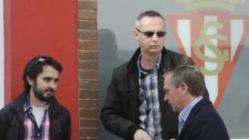 <b>CONCENTRADO. </b>Clemente ayer en la puerta de Mareo, tras el entrenamiento del equipo.