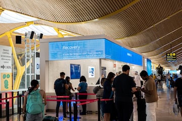 Pasajeros en el aeropuerto de Madrid-Barajas durante la caída del sistema de seguridad de Microsoft que ha provocado fallos en importantes empresas en todo el mundo, a 19 de julio de 2024, en Madrid (España). 
