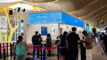Pasajeros en el aeropuerto de Madrid-Barajas durante la caída del sistema de seguridad de Microsoft que ha provocado fallos en importantes empresas en todo el mundo, a 19 de julio de 2024, en Madrid (España). Un problema de actualización de la empresa de seguridad cibernética Crowdstrike provoca la caída de Microsoft, Aena y otras empresas del sector energético, bancario y medios de comunicación. Microsoft avanza que está investigando la situación.
19 JULIO 2024
Diego Radamés / Europa Press
19/07/2024