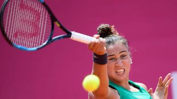 EPA3308. GSTAAD (SUIZA), 20/07/2018.- La tenista española Sara Sorribes Tormo devuelve la bola a la luxemburguesa Mandy Minella durante su partido de cuartos de final del torneo de tenis de Gstaad (Suiza) hoy, 20 de julio de 2018. EFE/ ANTHONY ANEX