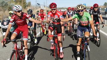 El ciclista brit&aacute;nico del equipo Sky, Chris Froome (c), ganador de la Vuelta Ciclista a Espa&ntilde;a, brinda con el segundo en la clasificaci&oacute;n general, el italiano del equipo Bahrei-Merida Vicenzo Nibali (d) y el tercero, el ruso del equipo Katusha, Ilnur Zakarin (izda).