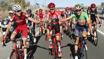 El ciclista británico del equipo Sky, Chris Froome (c), ganador de la Vuelta Ciclista a España, brinda con el segundo en la clasificación general, el italiano del equipo Bahrei-Merida Vicenzo Nibali (d) y el tercero, el ruso del equipo Katusha, Ilnur Zakarin (izda).