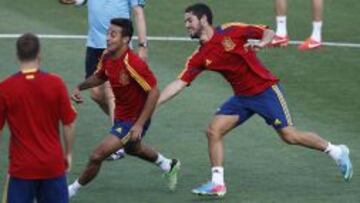 LA QUINTA DE ISCO. Isco, fichaje del Madrid, y Thiago, que ha cambiadoel Bar&ccedil;a por el Bayern de M&uacute;nich, son la primera avanzadilla de la Sub-21, la cantera con la que Del Bosque renovar&aacute; la Selecci&oacute;n. En la foto, ambos durante un entrenamiento.