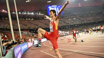 El saltador Zhang Guowei celebra la medalla de plata lograda en los Mundiales de Atletismo de Pek&iacute;n 2015.