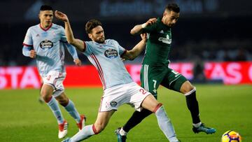 Sergi Gómez pugna por el balón con Sergio León.