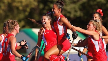 Fernanda Arrieta, al centro de la fotografía, en la clasificación de Chile al Mundial de Hockey Femenino 2022.