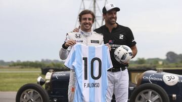 BAS13. BUENOS AIRES (ARGENTINA). 09/11/2016.- El piloto español de Formula 1 Fernando Alonso (i) participa junto a Facundo Pieres (d) hoy, miércoles 9 de noviembre de 2016, en un acto en en el Owners Club de Buenos Aires (Argentina). Alonso participó en un desafío inédito: correr en un Bugatti contra Pieres, uno de los mejores polistas del mundo, que corrió montado sobre su caballo. EFE/David Fernández