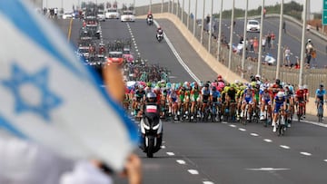El pelotón del Giro de Italia durante la segunda etapa de la competencia en Israel.
