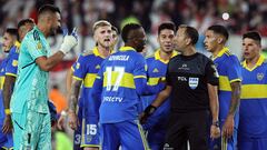 Boca Juniors' players argue with the referee Dario Herrera (C) during their Argentine Professional Football League Tournament 2023 match against River Plate at El Monumental stadium in Buenos Aires on May 7, 2023. (Photo by ALEJANDRO PAGNI / AFP)