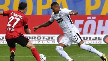 Boateng conduce el bal&oacute;n en su estreno con el Eintracht.