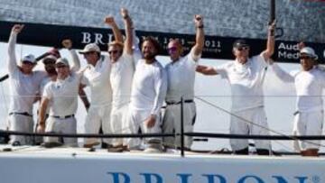 <b>EL ÚLTIMO SALUDO. </b>La tripulación del 'Bribón XV', el último de la saga, responde a los aplausos de los aficionados de Barcelona al finalizar la que era su última regata.