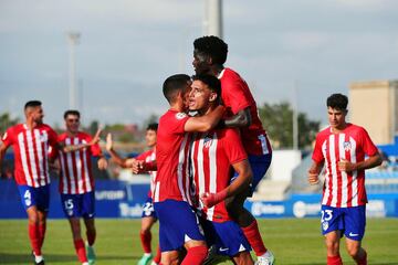 Los jugadores del Atlético B celebran el gol de Nabil al Atlético Baleares.