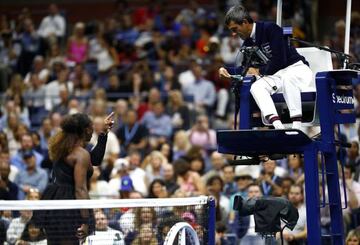 Serena argues with umpire Carlos Ramos