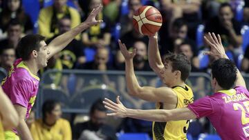 GRA616. LA LAGUNA (TENERIFE), 30/11/2016.- El base argentino del Iberostar Tenerife, Nicolás Richotti (c), intenta pasar el balón ante los jugadores del Mega Leks, durante el encuentro correspondiente a una nueva jornada de la Liga de Campeones, que disputan esta noche en el Pabellón Insular de La Laguna. EFE/Cristóbal García.