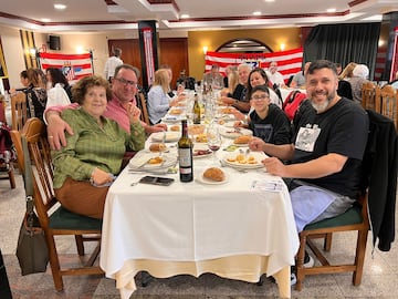 Asistentes a la comida del quinto aniversario de la peña atlética Furia leonesa. 