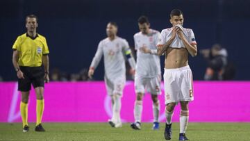 Los jugadores de Espa&ntilde;a se lamentan tras el gol de Kramaric.