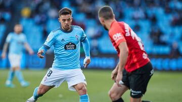 Fran Beltrán golpea el balón durante el partido entre el Celta y el Mallorca disputado en Balaídos.