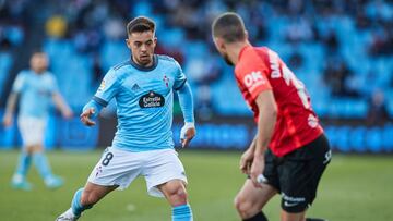 Fran Beltr&aacute;n golpea el bal&oacute;n durante el partido entre el Celta y el Mallorca disputado en Bala&iacute;dos.