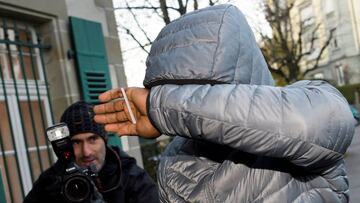 Nesta Carter entra en la sede de la AMA en Lausana tap&aacute;ndose la cara. 