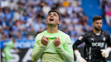VITORIA (ÁLAVA), 06/10/2024.-  El centrocampista del FC Barcelona Pedri durante el partido de la novena jornada de Liga que Alavés y Barcelona disputan esta tarde en el estadio de Mendizorrotza de Vitoria. EFE/Adrián Ruiz Hierro