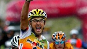 <b>VICTORIA.</b> Lo ha perseguido en Tour y Vuelta, y por fin, 'Paquito' Mancebo se ha llevado un triunfo que dedicar a su hija, nacida en julio.