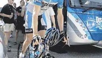 <b>MÁS TRANQUILOS. </b>Chechu Rubiera sale del autobús del Discovery, donde ya no se congrega público.