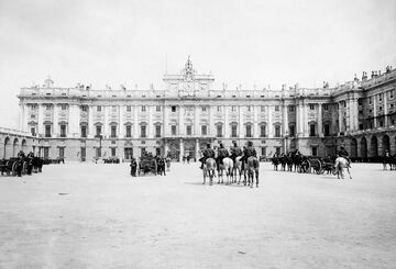 Fue hogar regio desde Carlos III hasta Alfonso XIII. A pesar de que los actuales reyes de España no residen en ella, es la residencia oficial de estos. El palacio actual fue construido en 1734 por Felipe V cuando el Antiguo Alcázar sufrió un incendio en 1734, el cual su extinción fue tardía debido a que los los lugareños malinterpretaron las campanas de aviso como una llamada a la oración.