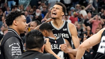 Victor Wembanyama, pívot de San Antonio Spurs, celebra la victoria ante Denver Nuggets.