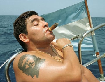 El campeón argentino de la Copa del Mundo, Diego Maradona, fuma un puro en las aguas de La Habana, Cuba, en abril de 2000