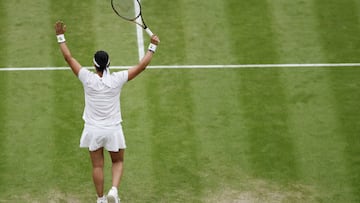 Wimbledon (United Kingdom), 13/07/2023.- Ons Jabeur of Tunisia celebrates winning her Women's Singles semi-final match against Aryna Sabalenka of Belarus at the Wimbledon Championships, Wimbledon, Britain, 13 July 2023. (Tenis, Bielorrusia, Túnez, Reino Unido, Túnez) EFE/EPA/TOLGA AKMEN EDITORIAL USE ONLY
