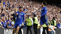 Soccer Football - Premier League - Chelsea v Watford - Stamford Bridge, London, Britain - May 22, 2022   Chelsea&#039;s Ross Barkley celebrates scoring their second goal with Ben Chilwell. REUTERS/Tony Obrien EDITORIAL USE ONLY. No use with unauthorized a