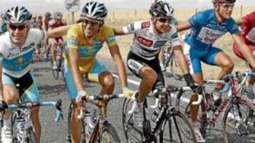<b>LOS MEJORES. </b>Leipheimer, segundo clasificado; Contador, ganador de la Vuelta; Sastre, tercero; Van Avermaet, vencedor de la regularidad; y Moncoutie, de la montaña.