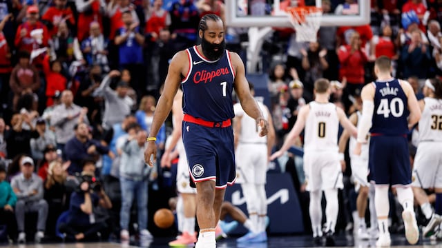 James Harden, cabizbajo durante el cuarto partido de la serie que enfrentó a Clippers y Nuggets.