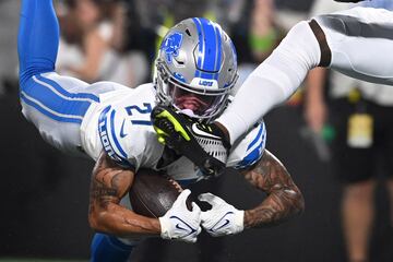 Chase Lucas, defensor de los Detroit Lions, asegura una intercepción a pesar de los intentos a la desesperada de Javon Wims, receptor de los Carolina Panthers, para evitarlo. Un robo muy valioso para que los Lions se impusieran por 26-17 en el último partido de la pretemporada de una NFL que comienza el 7 de septiembre. 