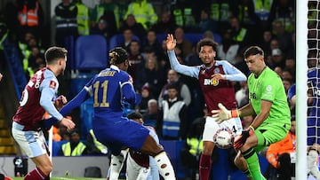 Emiliano Martínez, jugador del Aston Villa, detiene un disparo en el partido ante el Chelsea.