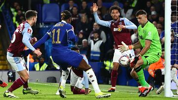 Emiliano Martínez, jugador del Aston Villa, detiene un disparo en el partido ante el Chelsea.