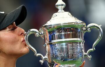 Los cinco trofeos del US Open están manufacturados por la prestigiosa empresa de fina joyería platería Tiffany & Co., que graba el nombre de cada ganador antes de que sean devueltos a su hogar en el Salón de Fama del Tenis, en Newport. Los vencedores de cada año reciben una réplica que tarda seis meses en fabricarse y en la que aparece el nombre del campeón, que recibe también una pelota de oro (los finalistas se llevan una de plata). Wilson es el proveedor de bolas del torneo desde 1978.