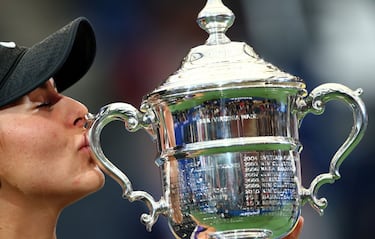 Los cinco trofeos del US Open están manufacturados por la prestigiosa empresa de fina joyería platería Tiffany & Co., que graba el nombre de cada ganador antes de que sean devueltos a su hogar en el Salón de Fama del Tenis, en Newport. Los vencedores de cada año reciben una réplica que tarda seis meses en fabricarse y en la que aparece el nombre del campeón, que recibe también una pelota de oro (los finalistas se llevan una de plata). Wilson es el proveedor de bolas del torneo desde 1978.