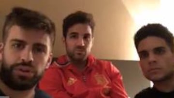 Piqué, Fábregas y Bartra durante el Periscope.