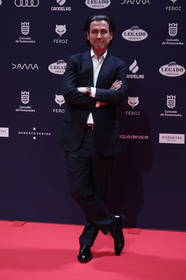 El director Rodrigo Cortés posan en la alfombra roja de los Premios Feroz 2025.
