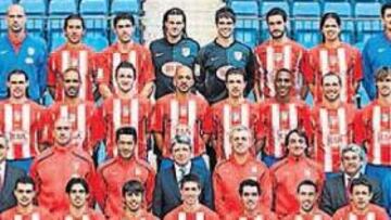 <b>FOTO OFICIAL. </b>Primera fila y de izquierda a derecha: Óscar Pitillas (recuperador), Eller, Seitaridis, Leo Franco, Cuéllar, Pablo, Zé Castro, Esteban Arévalo (fisio). Segunda fila: Pernía, Maniche, Costinha, Mista, Luccin, Gabi, Perea, Petrov, Valera. Tercera fila: Christian (utillero), Villalón (médico), Miguel Bastón (preparador porteros), Ignacio Ambriz (segundo entrenador), Enrique Cerezo (presidente), Javier Aguirre (entrenador), Juan Iribarren (preparador físico), Santiago Bustamente (delegado), Cirilo (utillero). Cuarta fila: Sebas Truyolls (fisio), Miguel, Jurado, Agüero, Torres, Antonio López, Maxi, Galletti y Víctor Fernández (ATS).