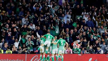 La afición celebra un gol de su equipo.