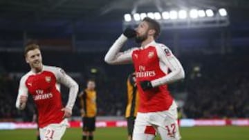 Giroud celebra uno de los dos tantos que le anotó a Hull City.