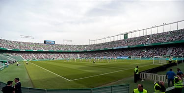 Panorámica del estadio Martínez Valero lleno de aficionados argentinos. 

